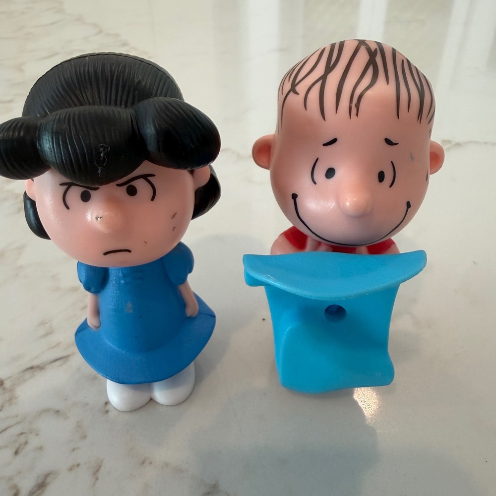 Peanuts Lucy and Linus Van Pelt Plastic Figures Set Blue Dress Blanket 3.5"